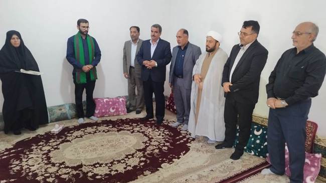 تجلیل مدیر کل بنیاد شهید بوشهر و مدیر کل تامین اجتماعی نیروهای مسلح از دو خانواده شهید اقتدار رمضان در تنگستان و دشتی