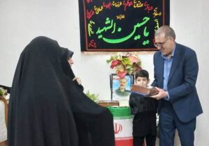 تجلیل معاون حقوقی و امور مجلس بنیاد شهید از خانواده‌های «شهیدان اموری و شه‌پرست»