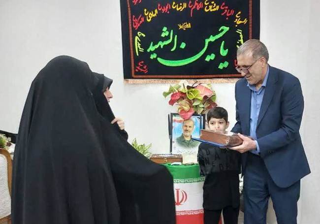 تجلیل معاون حقوقی و امور مجلس بنیاد شهید از خانواده‌های «شهیدان اموری و شه‌پرست»
