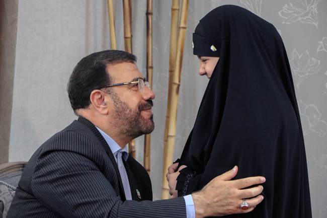 تجلیل استاندار و مدیرکل بنیاد شهید فارس از خانواده شهیدان فتحی و رضایی