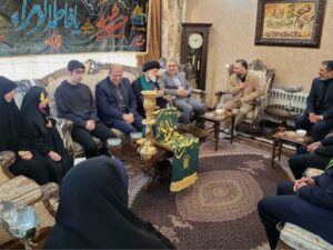 تقدیر از دختران شهیدان خاکسار و دمیرچی با حضور مدیرکل بنیاد تهران بزرگ و خادمین آستان مقدس حضرت معصومه(س)