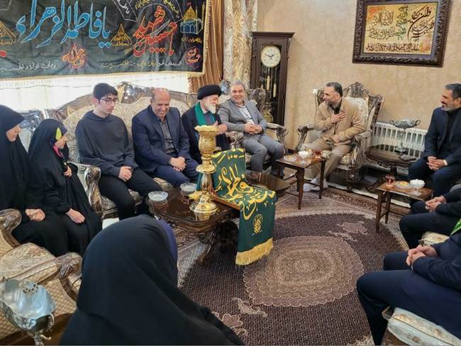 تقدیر از دختران شهیدان خاکسار و دمیرچی با حضور مدیرکل بنیاد تهران بزرگ و خادمین آستان مقدس حضرت معصومه(س)