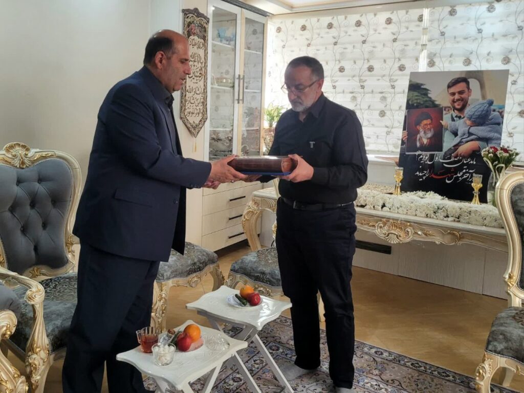 تجلیل رضایی مدیرکل بنیاد شهید و امور ایثارگران تهران بزرگ از خانواده معزز شهید محمدمهدی رضاییون