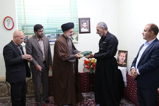 تجلیل نماینده ولی‌فقیه در بنیاد از خانواده شهیدان سرلشکر شهید سلیمانی، سرتیپ دوم پاسدار بهرامی و شهید رستمی