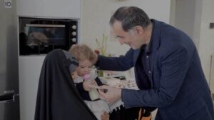 تجلیل رییس بنیاد شهید و امور ایثارگران از خانواده شهید قربان‌نژاد