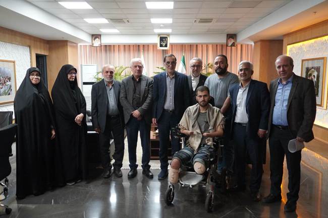 تجلیل رئیس بنیاد شهید و امور ایثارگران از جانباز سرافراز حسین محمدی