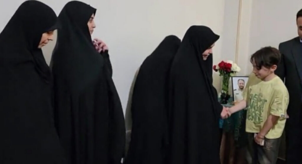دیدار دکتر طاهره تبیرئی سرپرست بنیاد شهید و امور ایثارگران شهرستان های استان تهران با خانواده ی شهدای جنگ رمضان