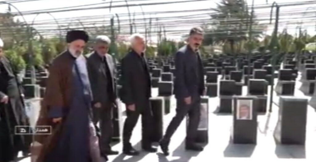 تجلیل نماینده ولی‌فقیه در بنیاد شهید و امور ایثارگران از خانواده شهدای جنگ رمضان استان همدان