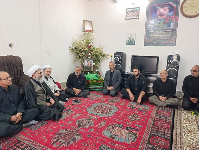 تجلیل نماینده ولی فقیه در استان سیستان و بلوچستان از دو خانواده شهید رمضان در زابل