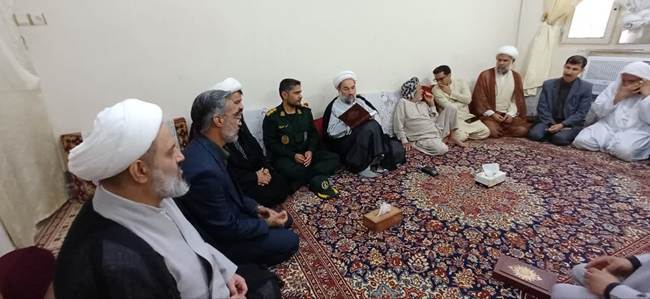 تجلیل نماینده ولی فقیه در استان سیستان و بلوچستان از خانواده شهید جنگ رمضان در کنارک