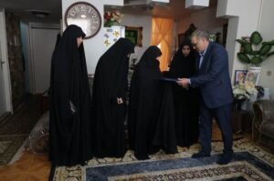 تجلیل معاون حقوقی و امور مجلس بنیاد شهید و امور ایثارگران از خانواده‌های شهدای البرزی جنگ رمضان