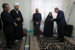 تجلیل معاون فرهنگی و آموزشی بنیاد شهید از خانواده‌های چهار شهید البرزی جنگ رمضان