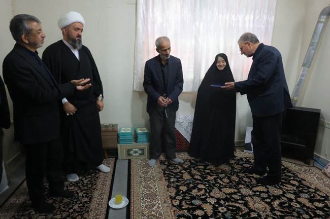 تجلیل معاون فرهنگی و آموزشی بنیاد شهید از خانواده‌های چهار شهید البرزی جنگ رمضان