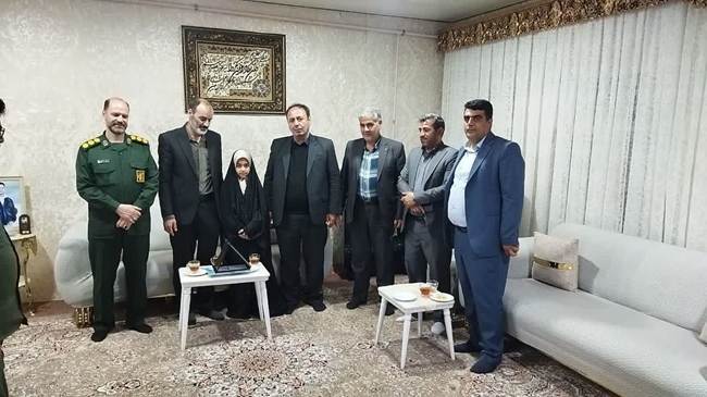 تجلیل مدیرکل بنیاد شهید و امورایثارگران آذربایجان غربی از خانواده‌های ۵ شهید جنگ تحمیلی‌ سوم در تکاب