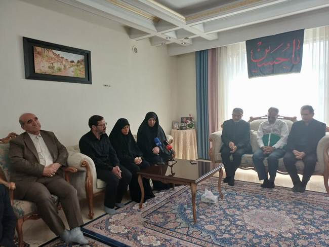 تجلیل معاون تعاون و امور اجتماعی بنیاد شهید از خانواده‌های جنگ رمضان در البرز