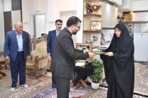تکریم خانواده جمعی از شهدای جنگ رمضان در شهرستان بروجرد