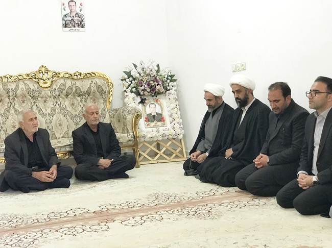 تجلیل امام جمعه ‌و استاندار ایلام از خانواده‌های معظم شهدای جنگ رمضان
