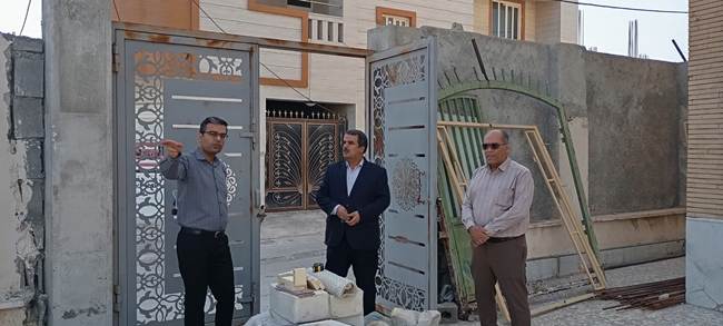 حضور مدیر کل بنیاد شهید بوشهر در شهر چغادک و بازدید از پروژه مرمت آرامگاه شهید آیت عاشوری