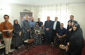 تجلیل معاون فرهنگی و آموزشی بنیاد شهید و امور ایثارگران از خانواده شهیدان شاکری و عباسی