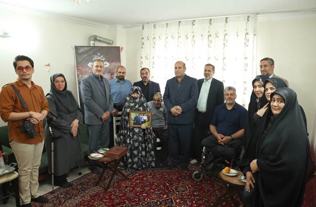 تجلیل معاون فرهنگی و آموزشی بنیاد شهید و امور ایثارگران از خانواده شهیدان شاکری و عباسی