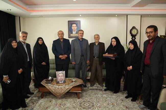 تجلیل معاون فرهنگی و آموزشی بنیاد شهید و امور ایثارگران از خانواده‌های شهیدان والامقام پازکی، خویشوند و عسگریان