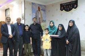 تجلیل مدیران بنیاد شهید و امور ایثارگران از خانواده شهید «احمدرضا طاهری»