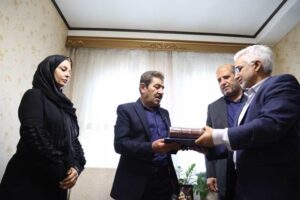تجلیل معاون بهداشت و درمان بنیاد شهید و امور ایثارگران از خانواده شهیده «مائده دهاقین»