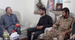 تجلیل معاون فرهنگی و آموزشی بنیاد شهید و امور ایثارگران از خانواده «بسیجی شهید محمد تقی عباسی»