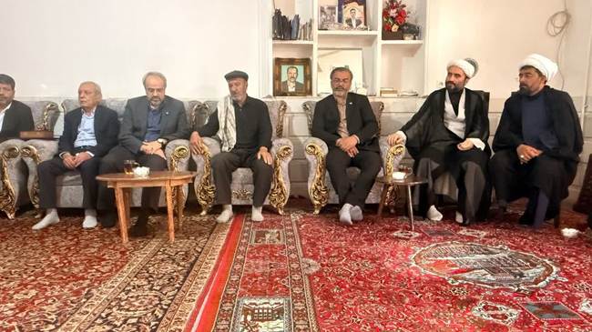 تجلیل نماینده ویژه رئیس مجلس از خانواده دو شهید جنگ رمضان در زاهدان