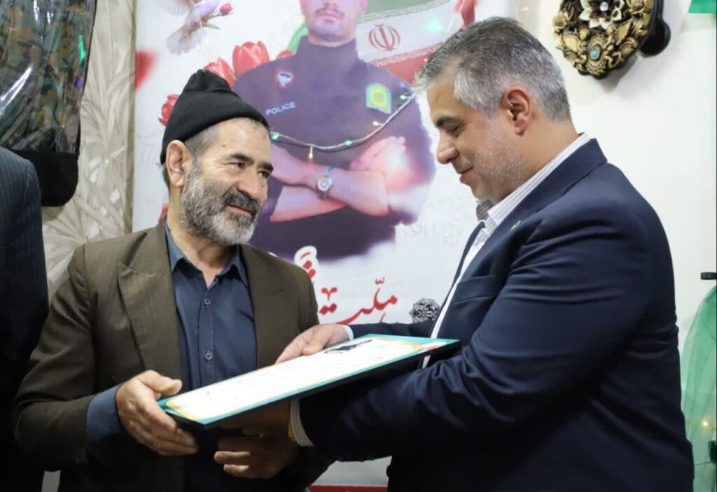 تجلیل استاندار مرکزی از خانواده شهید والامقام «حسن شهبازی» در شهرستان فراهان