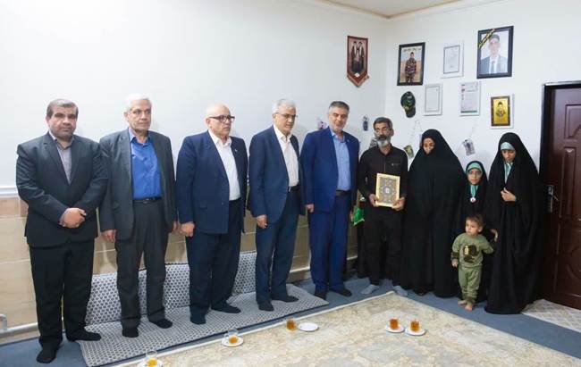 تجلیل استاندار مرکزی از خانواده شهید والامقام «ابوالفضل شجاعی شیخی»