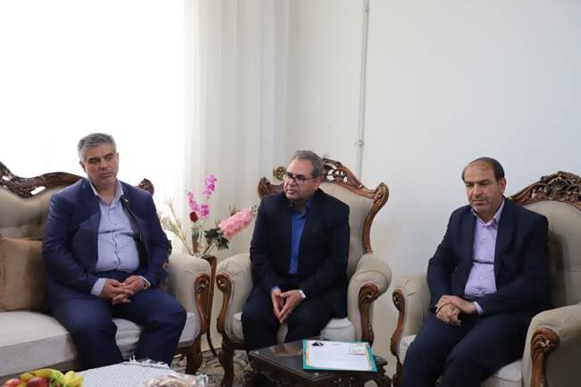 استاندار مرکزی با خانواده شهیده ملیحه عطاءالهی در محلات دیدار کرد