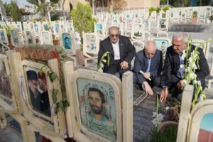 مشاوران عالی رئیس بنیاد شهید با حضور در گلستان شهدای اصفهان تجدید میثاق کردند