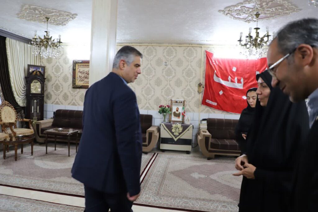 تکریم خانواده شهیدان والامقام «حسین امیدواری»و «وحید هاشمی» از شهدای جنگ رمضان در اراک
