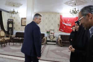 تکریم خانواده شهیدان والامقام «حسین امیدواری»و «وحید هاشمی» از شهدای جنگ رمضان در اراک