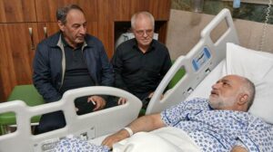 عیادت مشاور پیگیری امور خانواده شهدا از فرمانده اسبق دانشگاه افسری و تربیت پاسداران