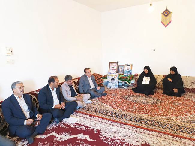 تجلیل استاندار ایلام از خانواده‌های معظم شهدای «جنگ رمضان» در دهلران 
