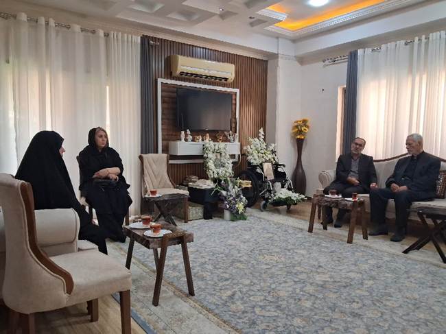 تجلیل مدیرکل بنیاد مازندران از خانواده جانباز شهید ذوالفقار خمیران در ساری