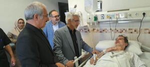 عیادت مشاور عالی رئیس و معاون بهداشت و درمان بنیاد شهید از فرزند شهید کیانی در بیمارستان مصطفی خمینی