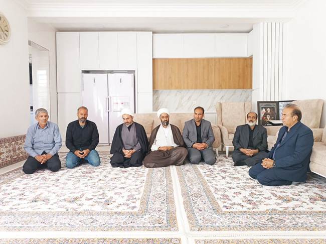 دیدار مسئولان استان ایلام و بنیاد شهید با خانواده‌های شهدای جنگ رمضان