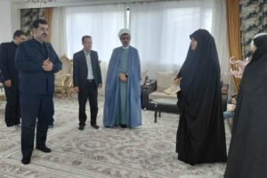 دیدار استاندار قم و مدیرکل بنیاد شهید استان با خانواده شهید پاسدار محمدباقر عربشاهی