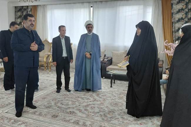 دیدار استاندار قم و مدیرکل بنیاد شهید استان با خانواده شهید پاسدار محمدباقر عربشاهی