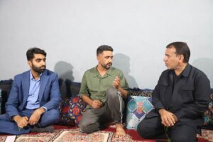 دیدار مدیرکل بنیاد شهید هرمزگان و مدیرکل آموزش و پرورش استان با خانواده‌های معظم شهدا در بندرخمیر