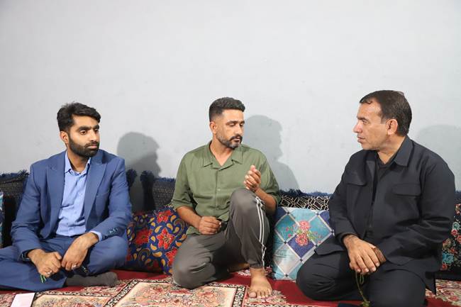 دیدار مدیرکل بنیاد شهید هرمزگان و مدیرکل آموزش و پرورش استان با خانواده‌های معظم شهدا در بندرخمیر