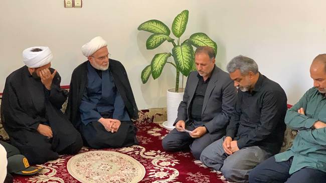 دیدار نماینده ولی‌فقیه و مدیرکل بنیاد شهید کردستان با خانواده شهید محمدحسن بیگی در قروه