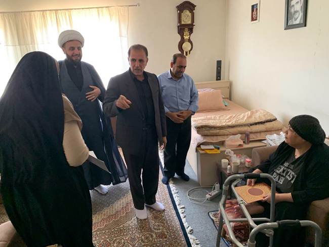 عیادت مدیرکل بنیاد شهید کردستان از همسر شهید فیض‌جلالی و تأکید بر تسریع در پیگیری مطالبات درمانی