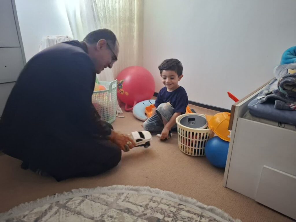 دیدار سعید کهن‌سال با خانواده شهید مدافع امنیت؛ تأکید بر پیگیری فوری مشکلات و رفع نیازهای خانواده‌های ایثارگران