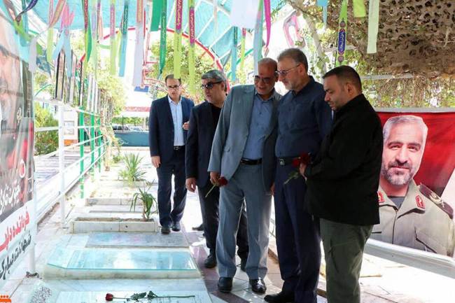 تجلیل از مقام شهدا و بازدید از مراکز فرهنگی ایثارگری در جریان سفر معاون فرهنگی بنیاد شهید به شیراز
