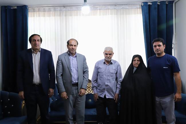دلجویی از دلاورمردان؛ دیدار مدیرکل بنیاد شهید مرکزی با جانباز سرافراز استان