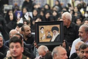 مراسم باشکوه وداع با آقای شهید ایران با حضور مدیرکل، خادمین و خانواده‌های ایثارگران در کرمانشاه